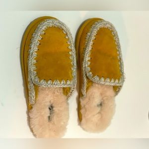 MOU Eskimo Stitch slipper.